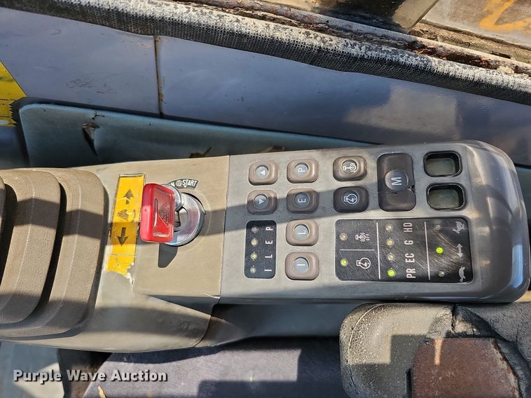 image for item DO2775 1992 John Deere 690E LC  excavator