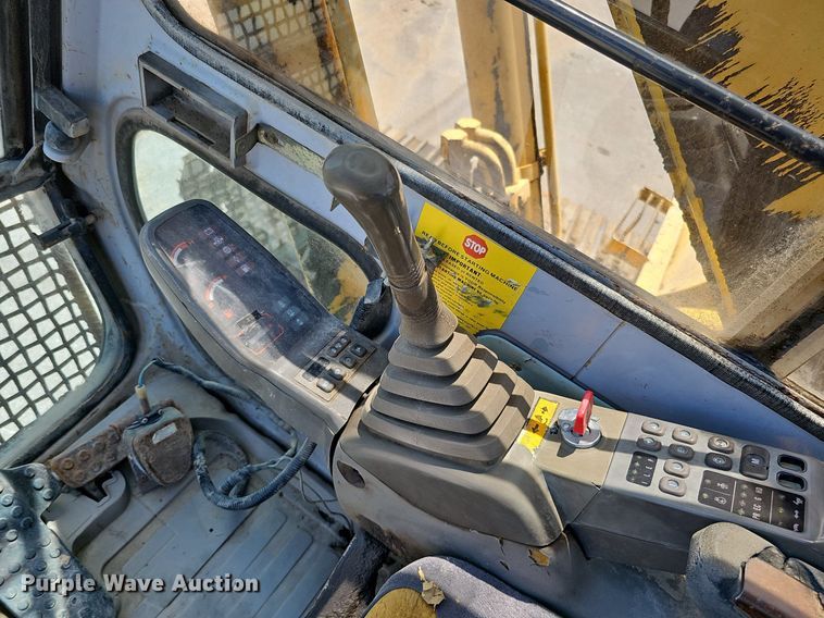 image for item DO2775 1992 John Deere 690E LC  excavator