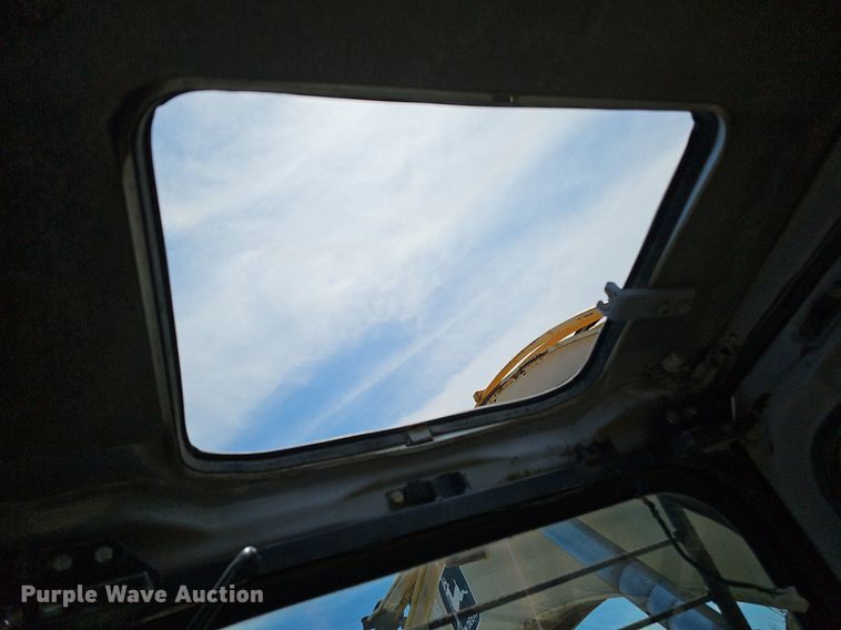 image for item DO2775 1992 John Deere 690E LC  excavator