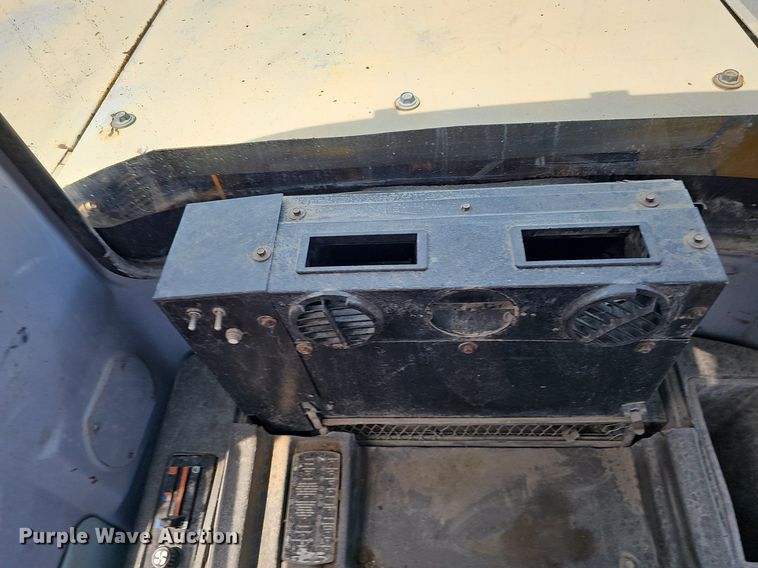 image for item DO2775 1992 John Deere 690E LC  excavator