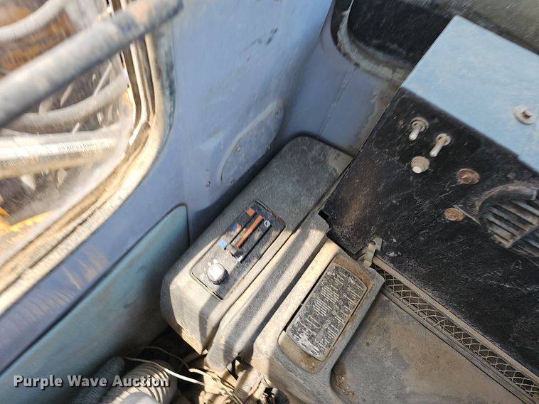 image for item DO2775 1992 John Deere 690E LC  excavator