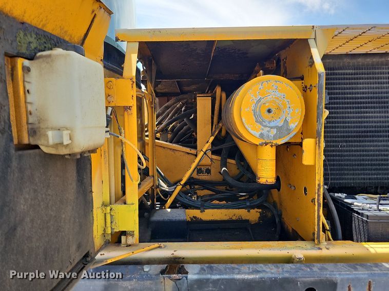 image for item DO2775 1992 John Deere 690E LC  excavator