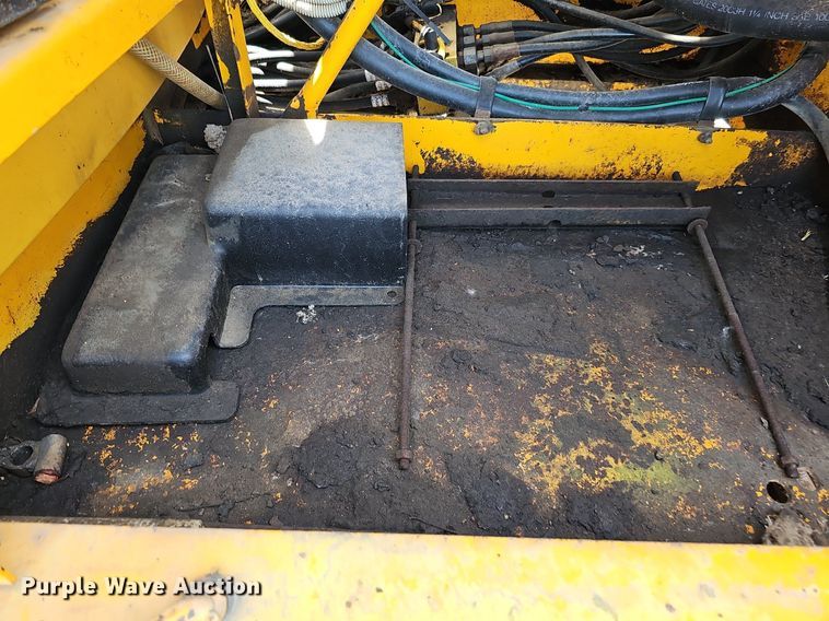 image for item DO2775 1992 John Deere 690E LC  excavator