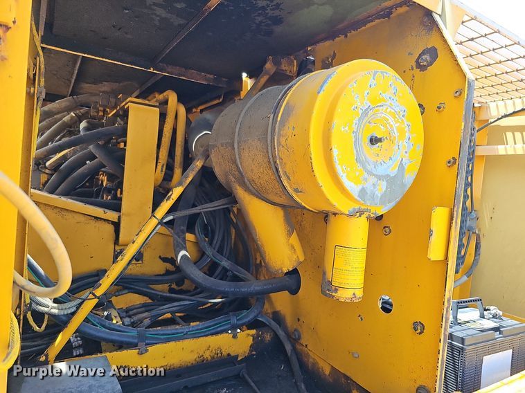 image for item DO2775 1992 John Deere 690E LC  excavator