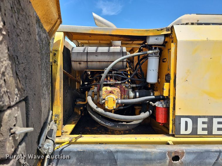 image for item DO2775 1992 John Deere 690E LC  excavator