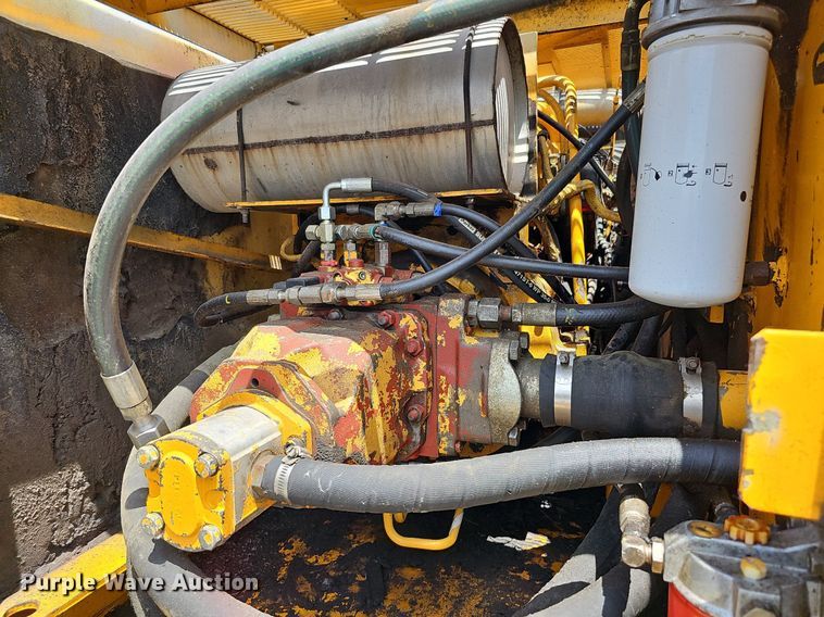 image for item DO2775 1992 John Deere 690E LC  excavator