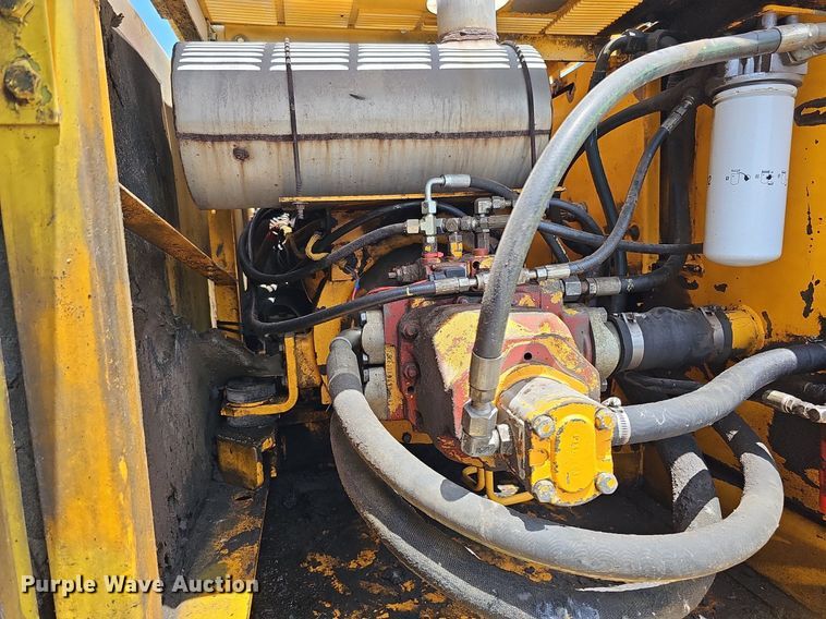 image for item DO2775 1992 John Deere 690E LC  excavator