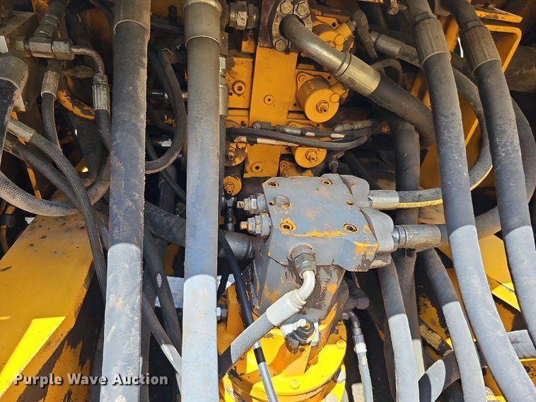 image for item DO2775 1992 John Deere 690E LC  excavator