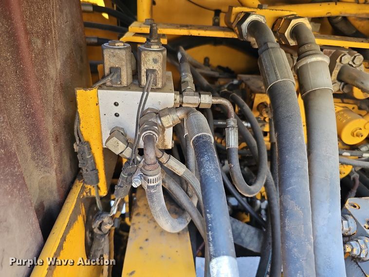 image for item DO2775 1992 John Deere 690E LC  excavator