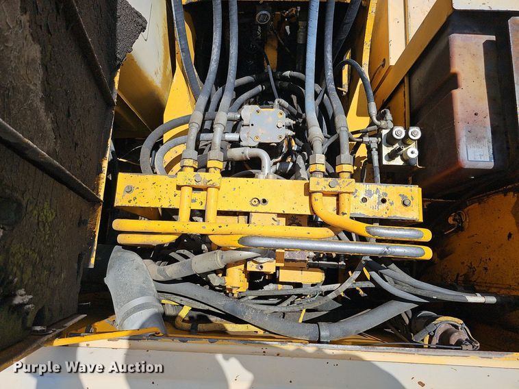 image for item DO2775 1992 John Deere 690E LC  excavator