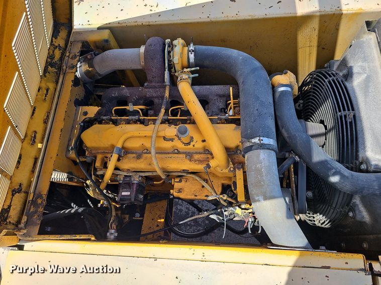 image for item DO2775 1992 John Deere 690E LC  excavator