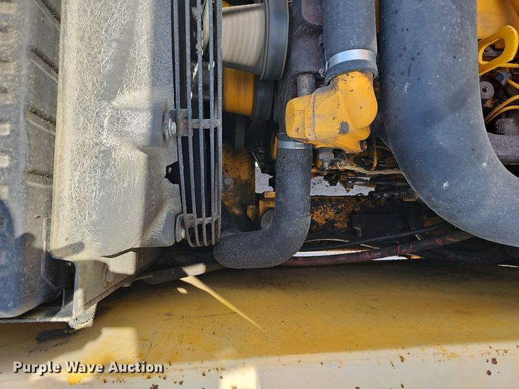 image for item DO2775 1992 John Deere 690E LC  excavator