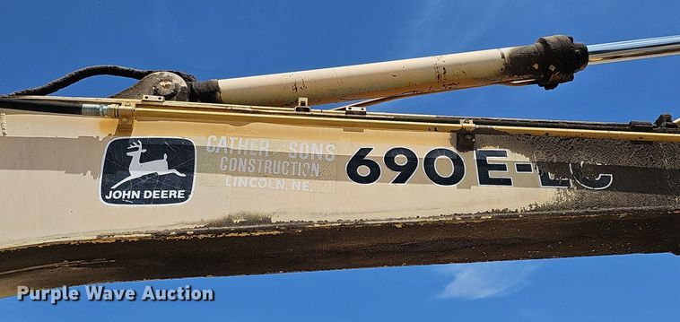 image for item DO2775 1992 John Deere 690E LC  excavator