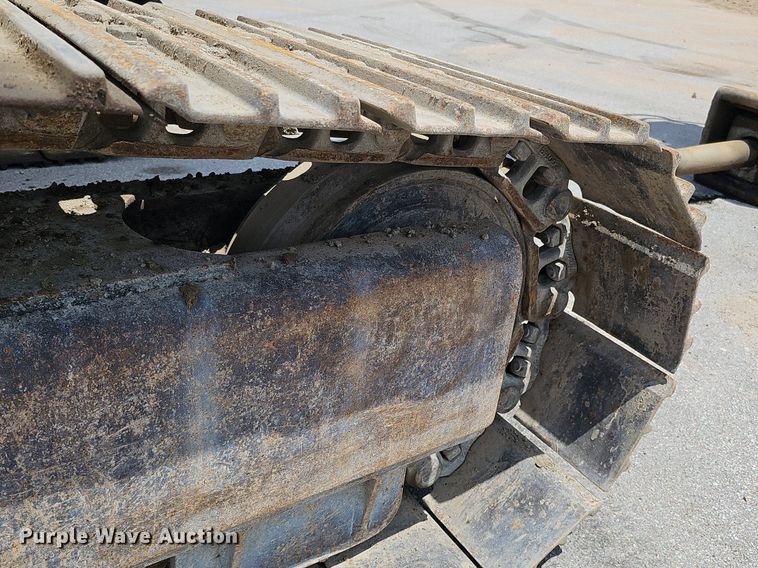 image for item DO2775 1992 John Deere 690E LC  excavator