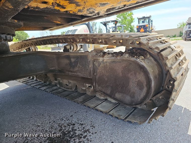 image for item DO2775 1992 John Deere 690E LC  excavator