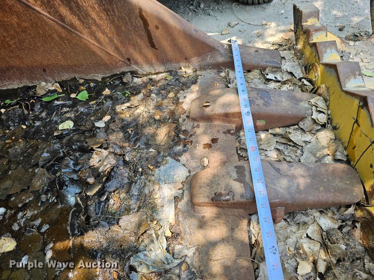 image for item DO2775 1992 John Deere 690E LC  excavator