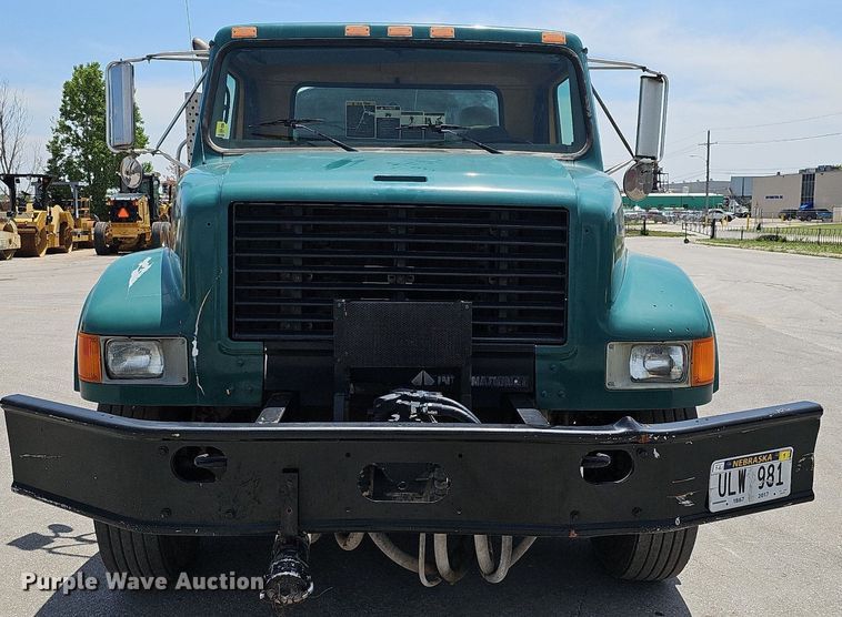 image for item DO2777 1996 International 4900  oil distributor truck