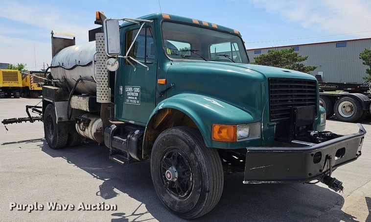 image for item DO2777 1996 International 4900  oil distributor truck