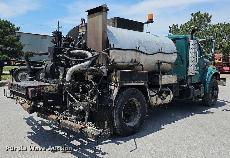 image for item DO2777 1996 International 4900  oil distributor truck