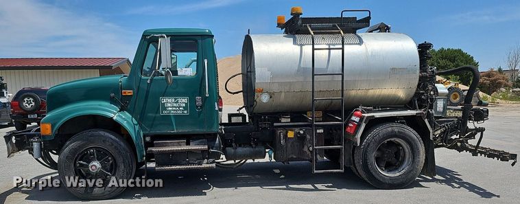 image for item DO2777 1996 International 4900  oil distributor truck