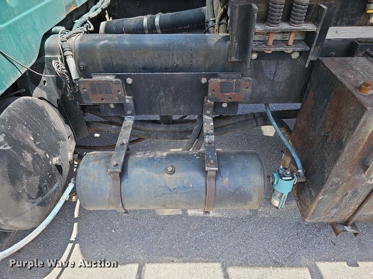 image for item DO2777 1996 International 4900  oil distributor truck