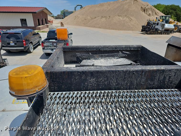 image for item DO2777 1996 International 4900  oil distributor truck