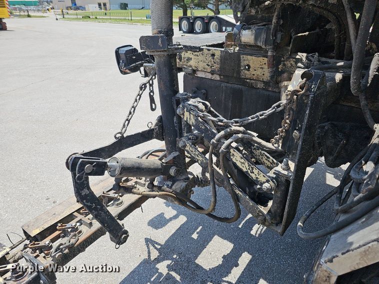 image for item DO2777 1996 International 4900  oil distributor truck