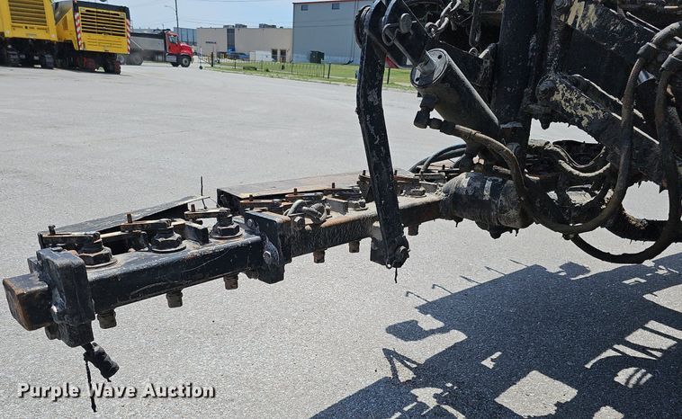 image for item DO2777 1996 International 4900  oil distributor truck