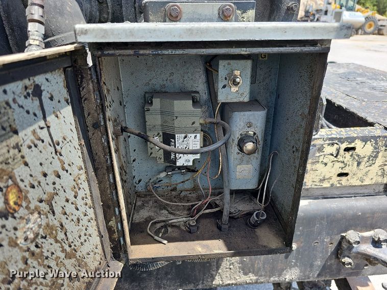 image for item DO2777 1996 International 4900  oil distributor truck