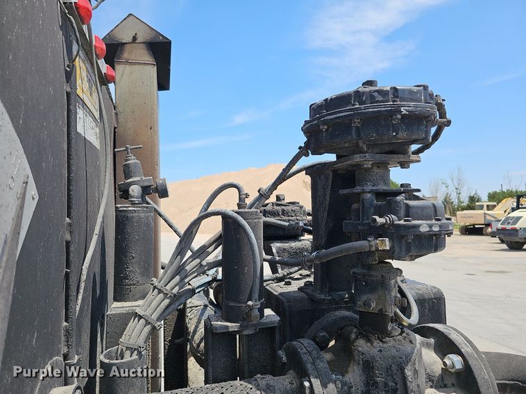 image for item DO2777 1996 International 4900  oil distributor truck