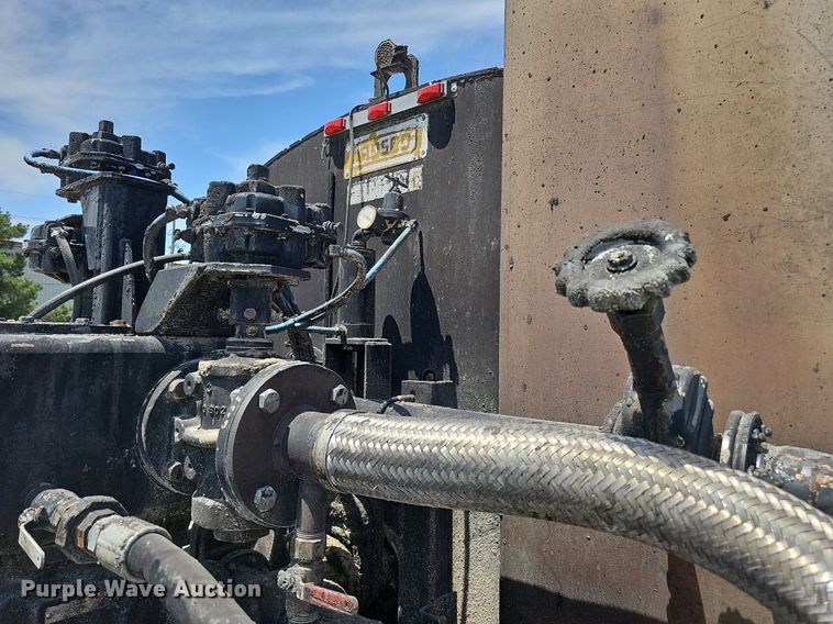 image for item DO2777 1996 International 4900  oil distributor truck