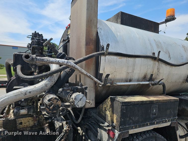 image for item DO2777 1996 International 4900  oil distributor truck