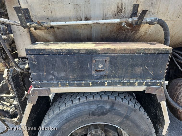 image for item DO2777 1996 International 4900  oil distributor truck