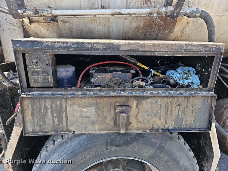 image for item DO2777 1996 International 4900  oil distributor truck