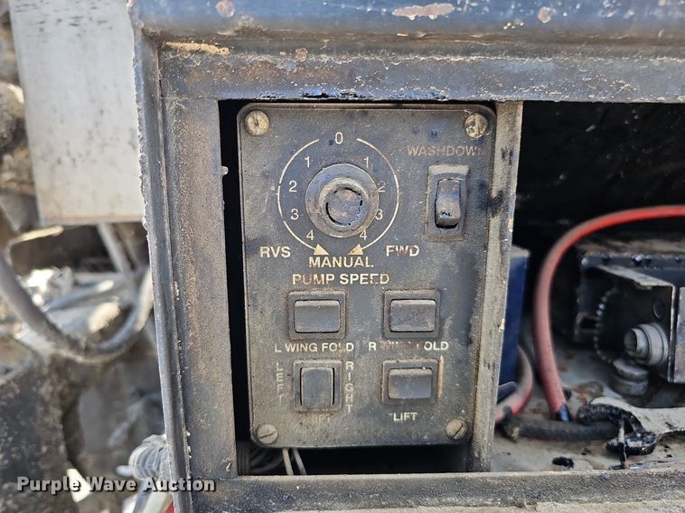 image for item DO2777 1996 International 4900  oil distributor truck