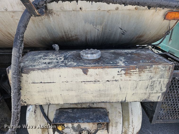 image for item DO2777 1996 International 4900  oil distributor truck