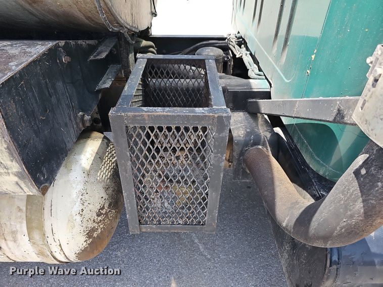 image for item DO2777 1996 International 4900  oil distributor truck