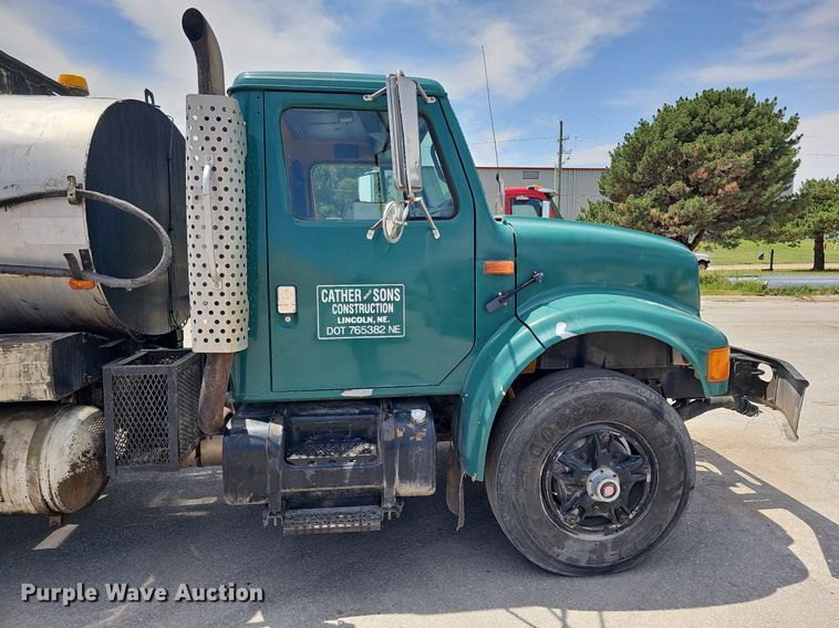 image for item DO2777 1996 International 4900  oil distributor truck