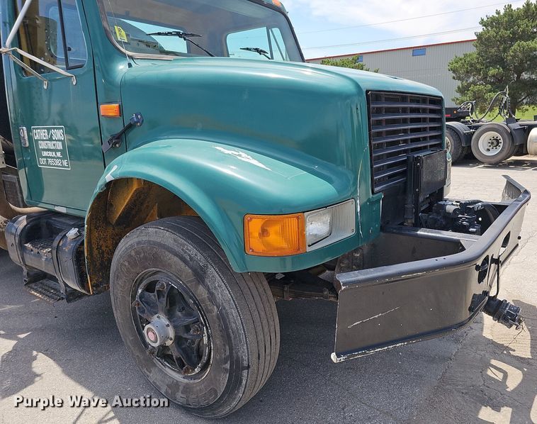 image for item DO2777 1996 International 4900  oil distributor truck