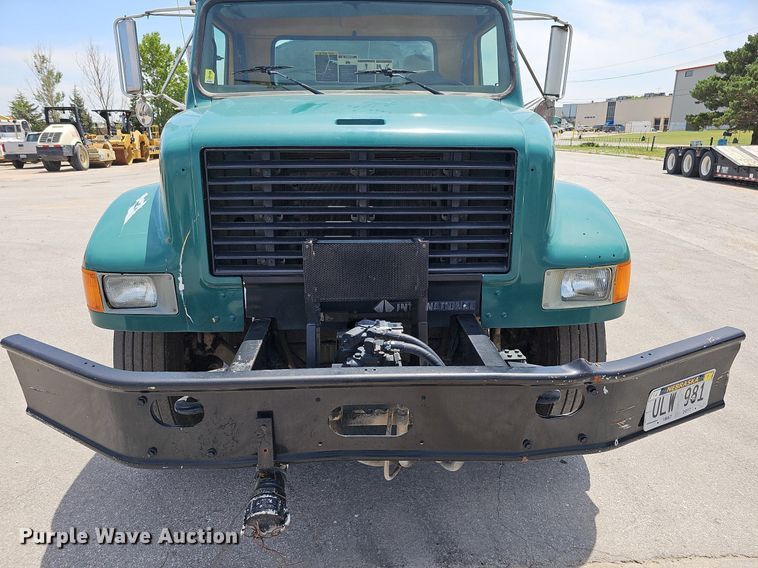 image for item DO2777 1996 International 4900  oil distributor truck