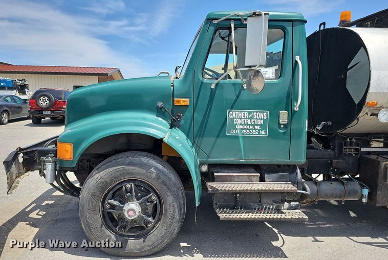 image for item DO2777 1996 International 4900  oil distributor truck