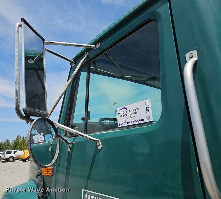 image for item DO2777 1996 International 4900  oil distributor truck