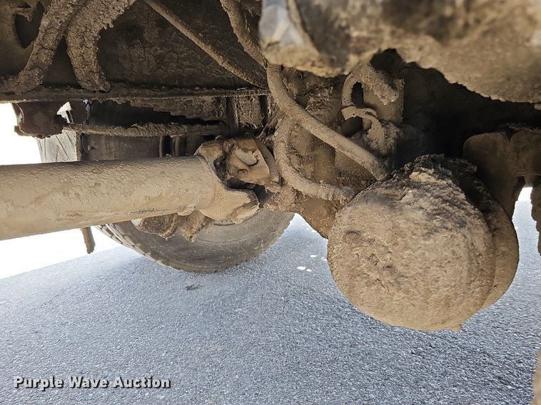 image for item DO2777 1996 International 4900  oil distributor truck