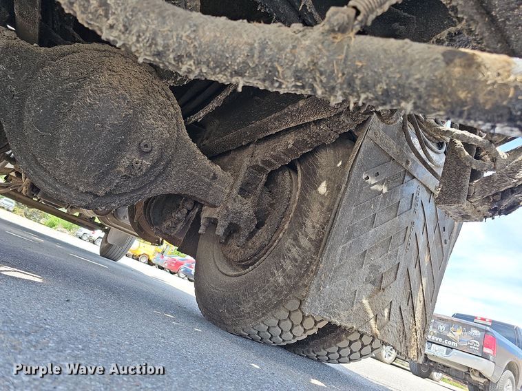 image for item DO2777 1996 International 4900  oil distributor truck