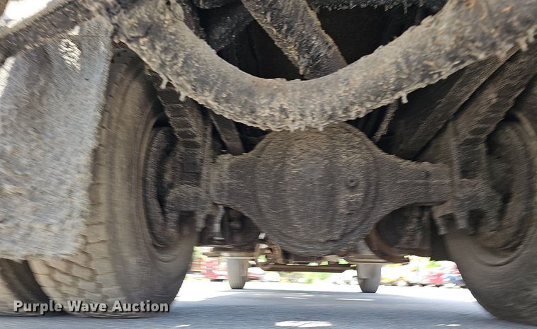 image for item DO2777 1996 International 4900  oil distributor truck