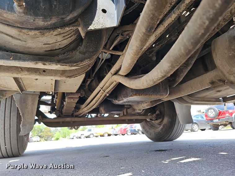 image for item DO2777 1996 International 4900  oil distributor truck