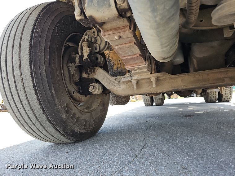 image for item DO2777 1996 International 4900  oil distributor truck