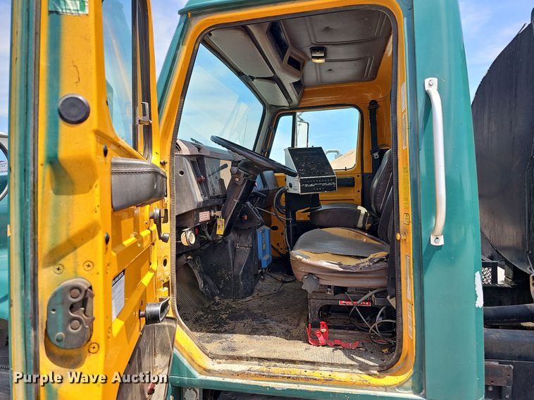 image for item DO2777 1996 International 4900  oil distributor truck