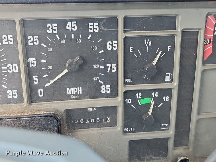 image for item DO2777 1996 International 4900  oil distributor truck