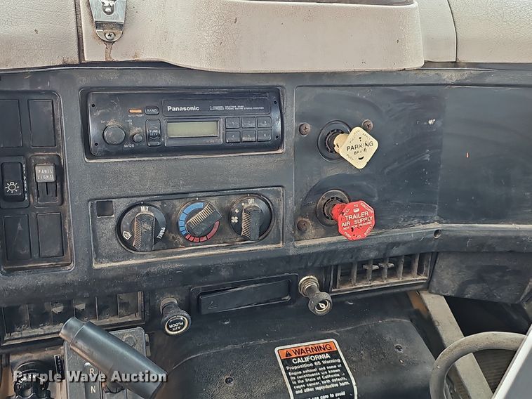 image for item DO2777 1996 International 4900  oil distributor truck